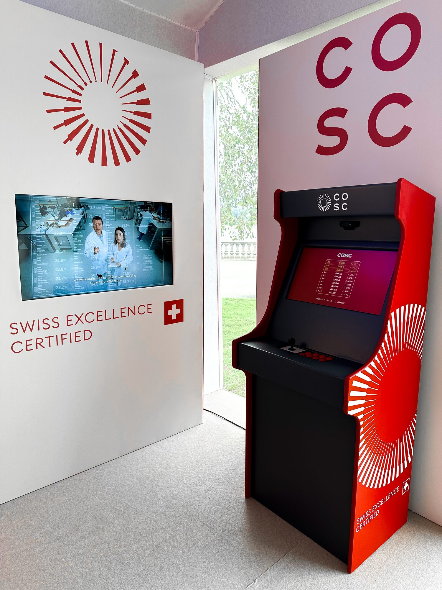 Borne d'arcade aux couleurs du COSC sur un stand de salon horloger